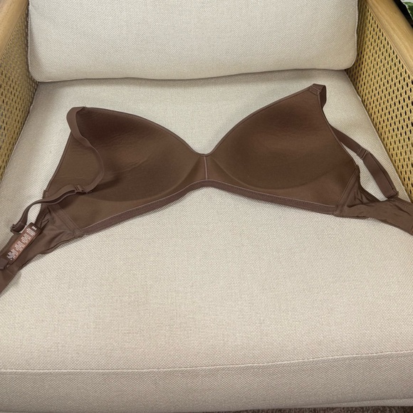 Skims Wireless Form Bra Size 34DD - Picture 3 of 4